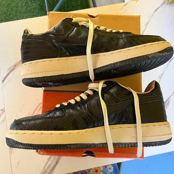 Classic Black Crocodile-Pattern Sneakers - Picture 7 of 16